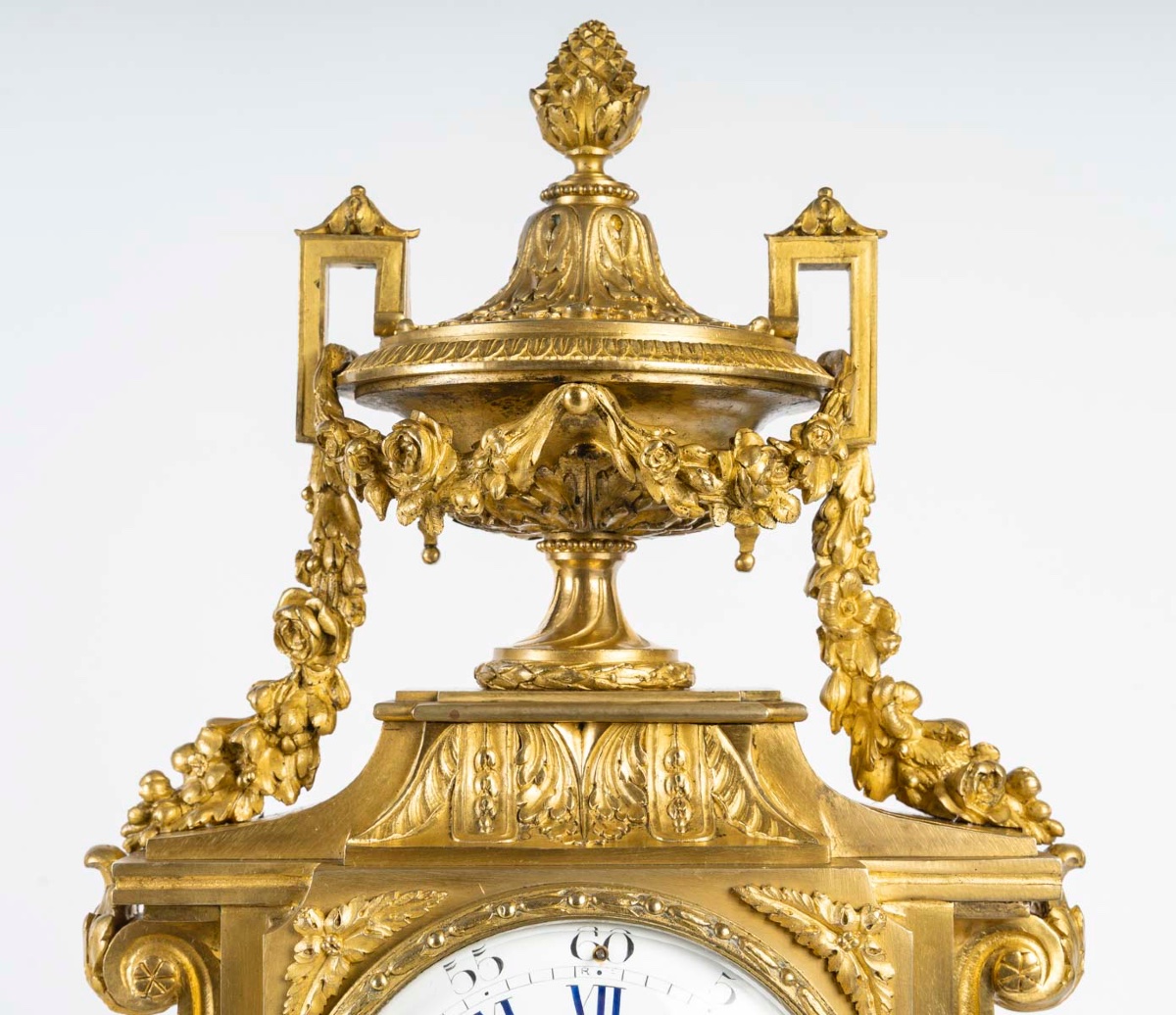 Une pendule en bronze doré de style napoléon III, fin XIXème siècle -photo-3