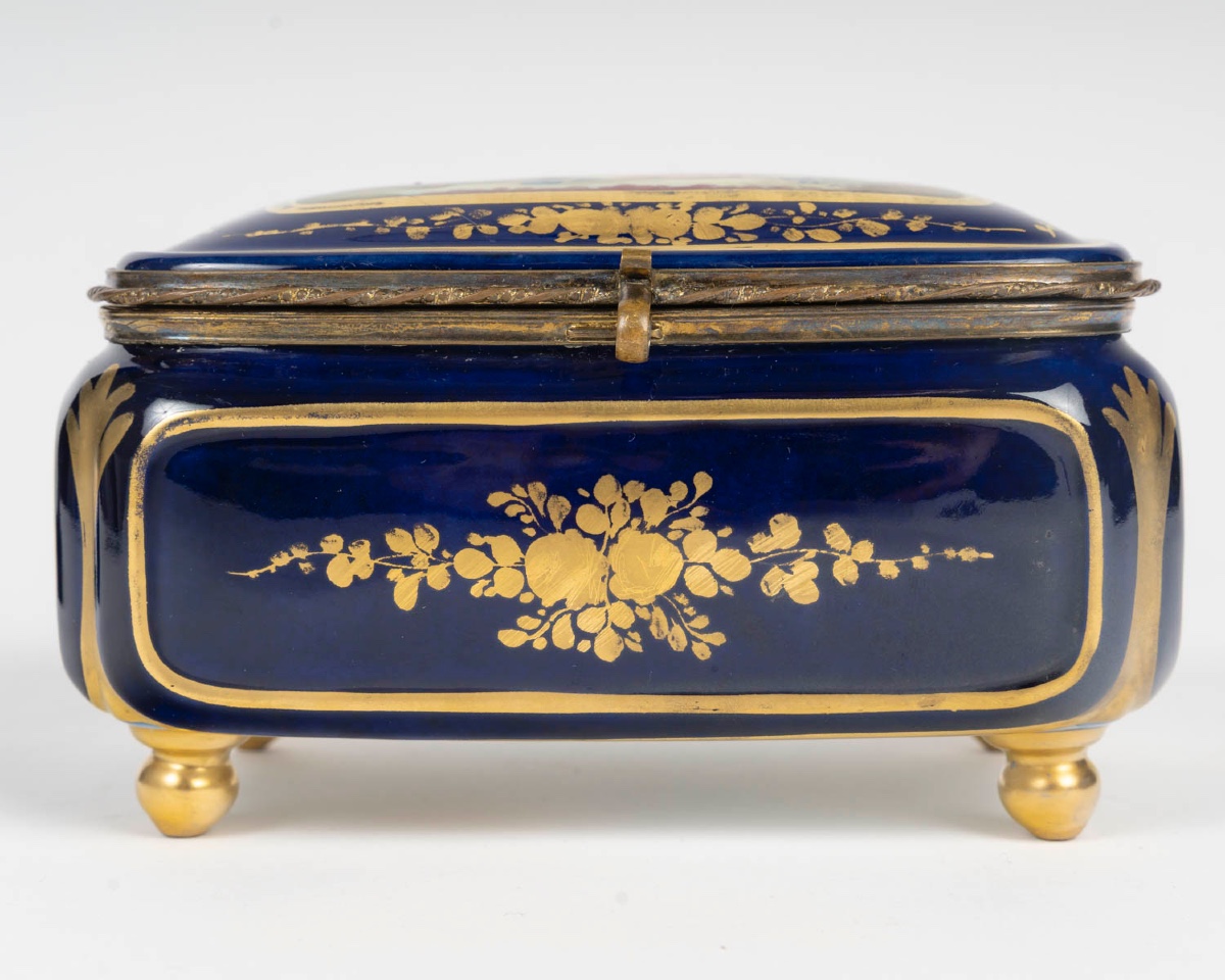 A Sèvres Porcelain Jewelry Box, Late 19th Century -photo-2