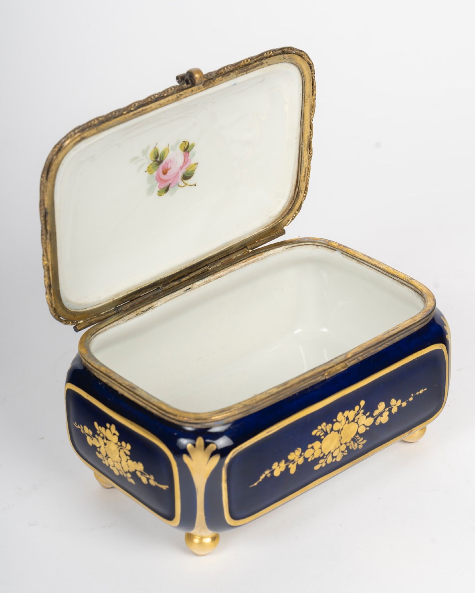 A Sèvres Porcelain Jewelry Box, Late 19th Century -photo-4