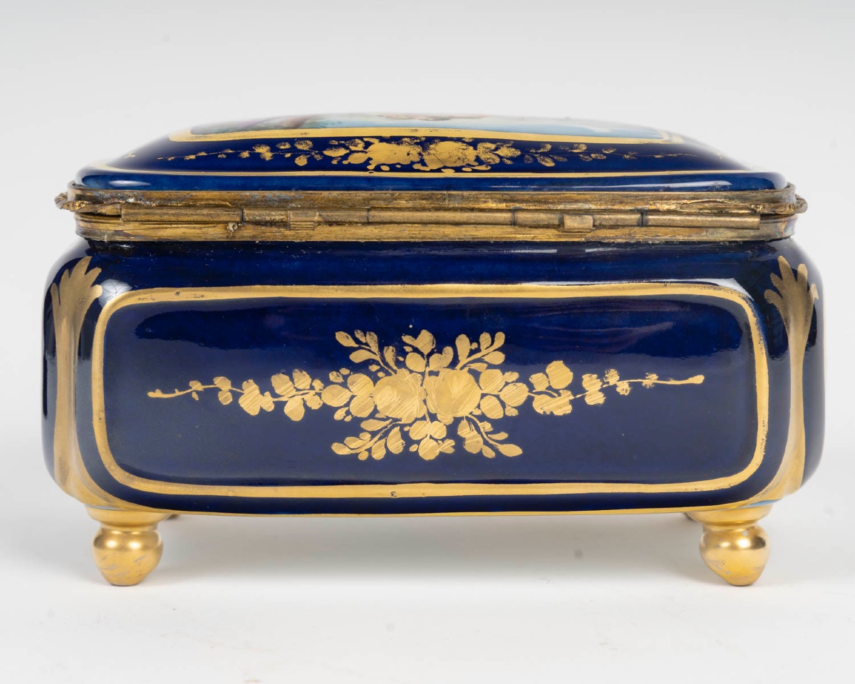 A Sèvres Porcelain Jewelry Box, Late 19th Century -photo-2
