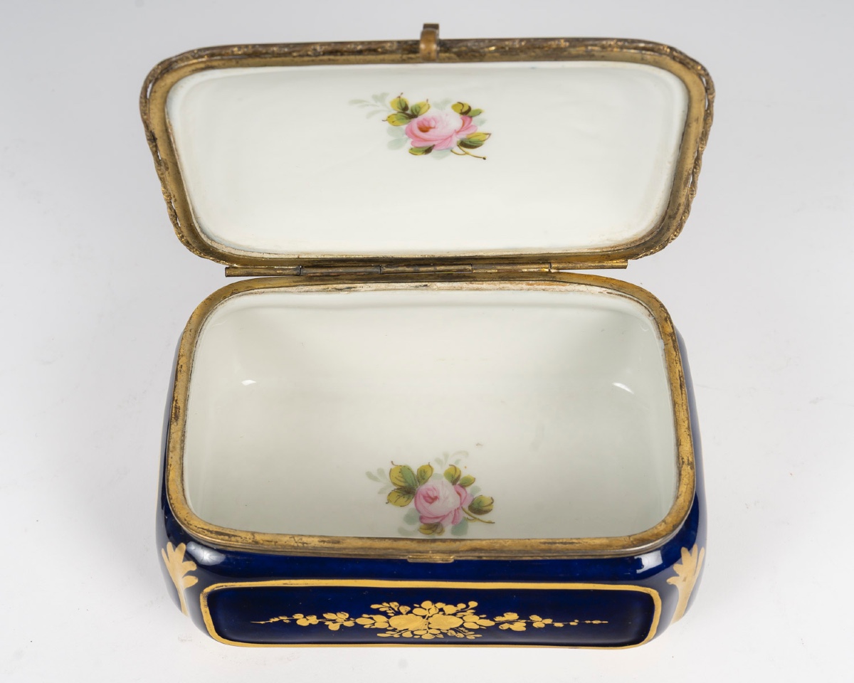 A Sèvres Porcelain Jewelry Box, Late 19th Century -photo-3