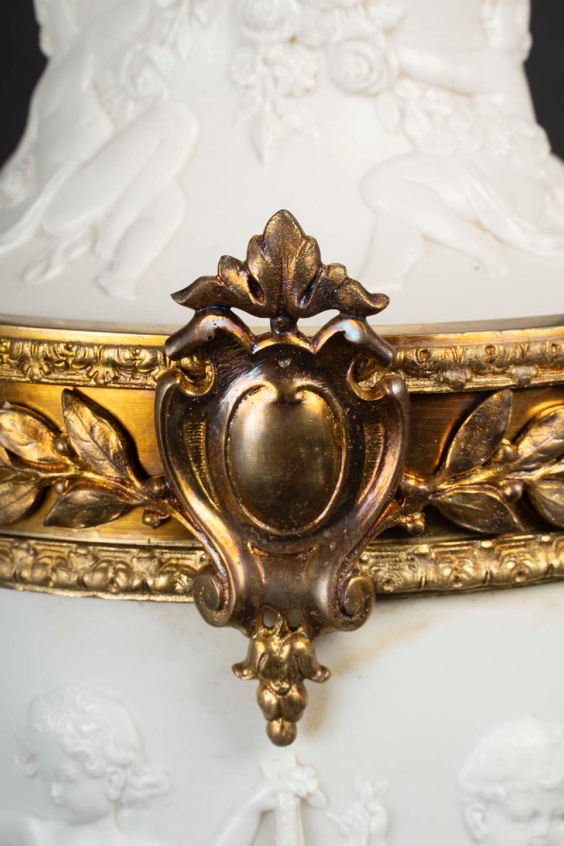 Une paire de grands vases en porcelaine de biscuit, fin XIXème siècle -photo-4