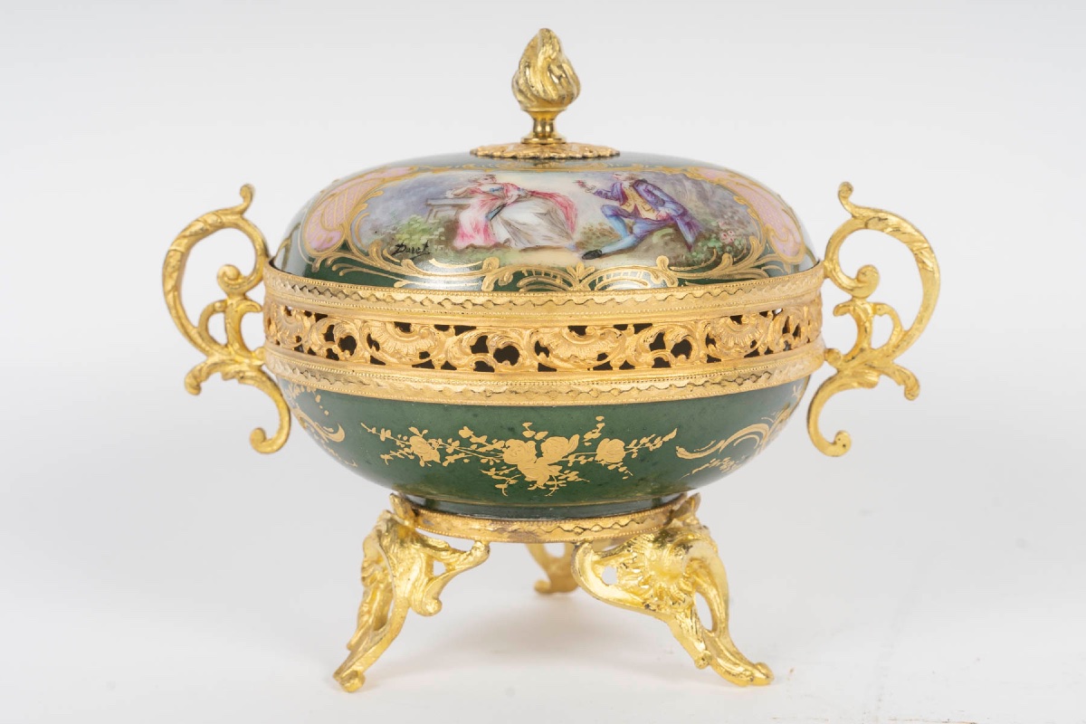 Une bonbonnière en porcelaine, sèvres XIXème siècle -photo-3