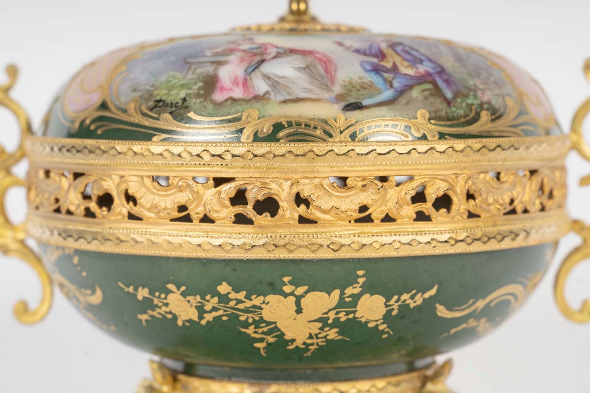 Une bonbonnière en porcelaine, sèvres XIXème siècle -photo-4