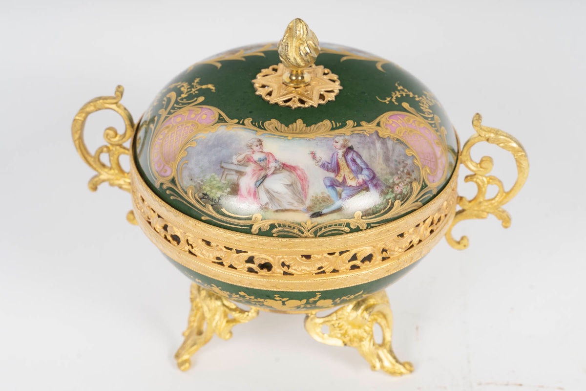 Une bonbonnière en porcelaine, sèvres XIXème siècle -photo-1