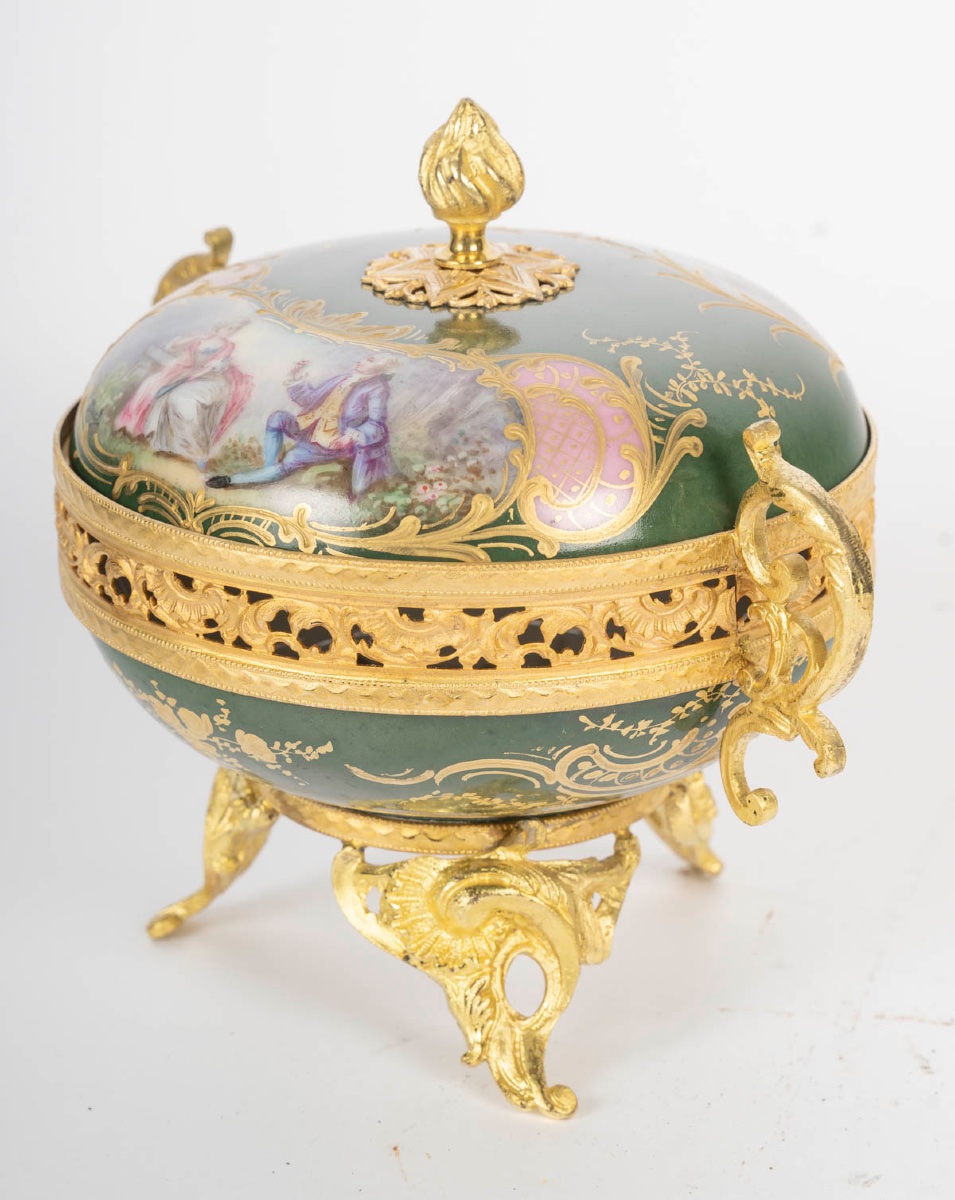Une bonbonnière en porcelaine, sèvres XIXème siècle -photo-3