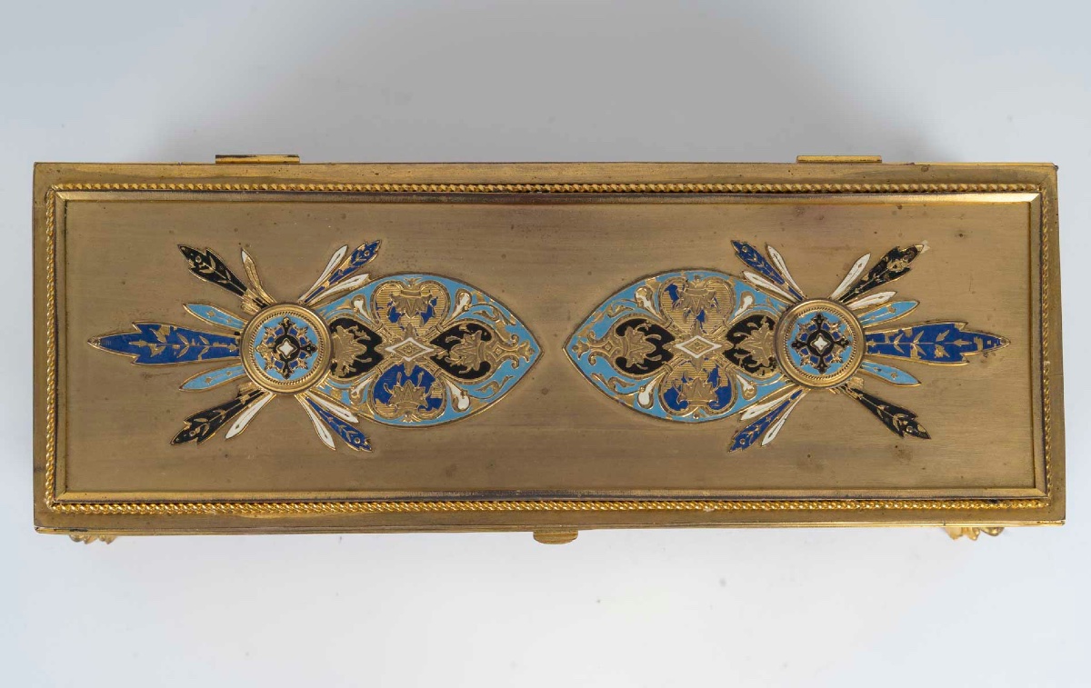 Un coffret en bronze doré et émail cloisonné, circa 1880-photo-4