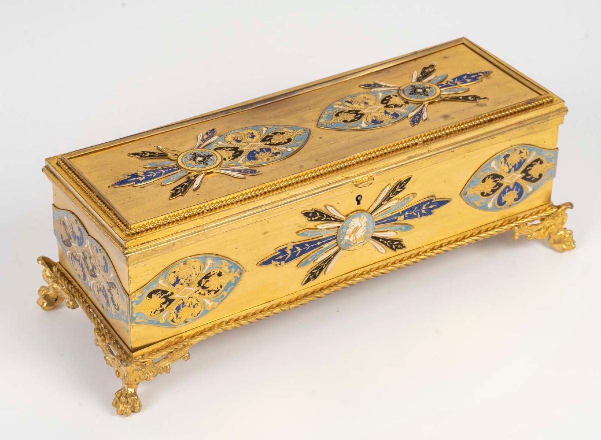 Un coffret en bronze doré et émail cloisonné, circa 1880