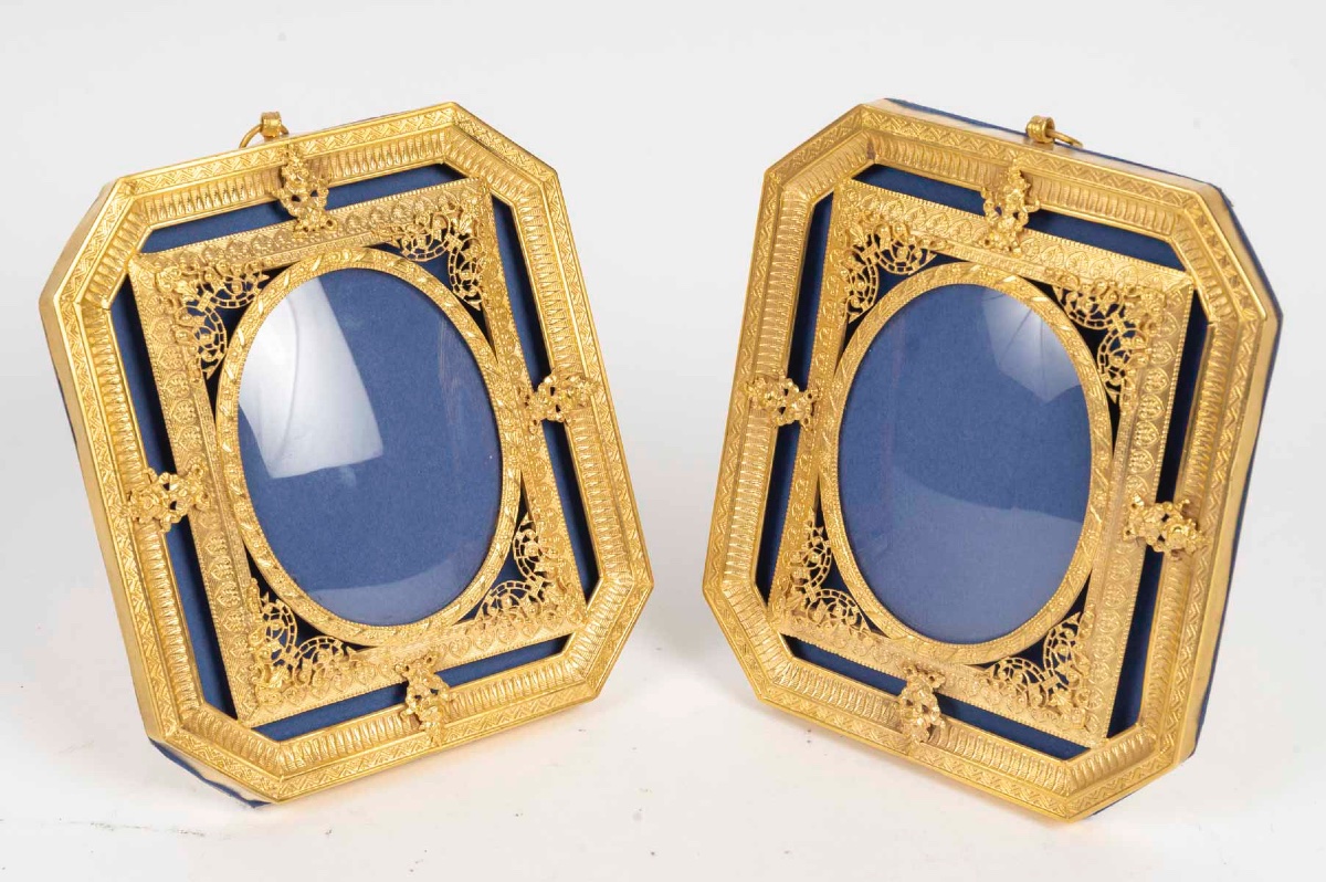 Une paire de cadres photos en bronze doré, fin XIXème siècle -photo-1