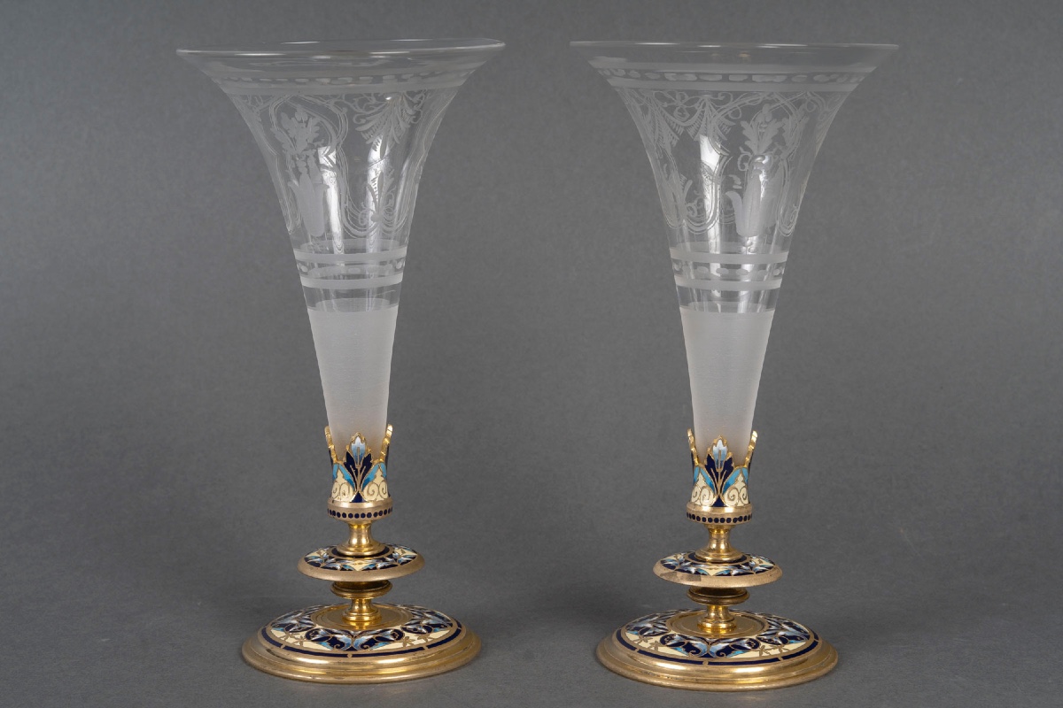 Une paire de flûtes en cristal et base en bronze cloisonné, fin XIXème siècle 