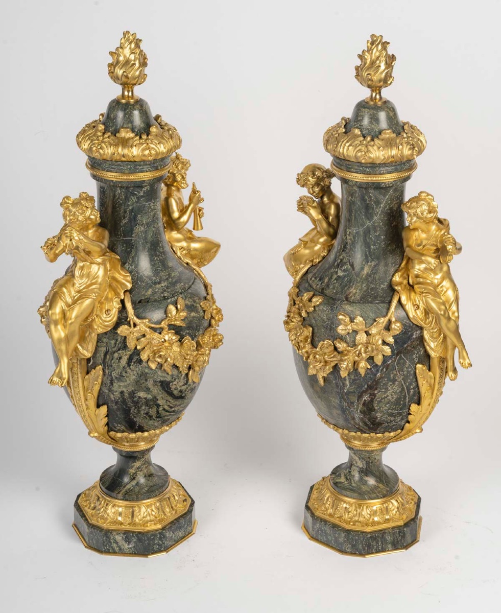 Clodion Une paire de cassolettes en marbre et ornementation en bronze doré , XIXème siècle-photo-2