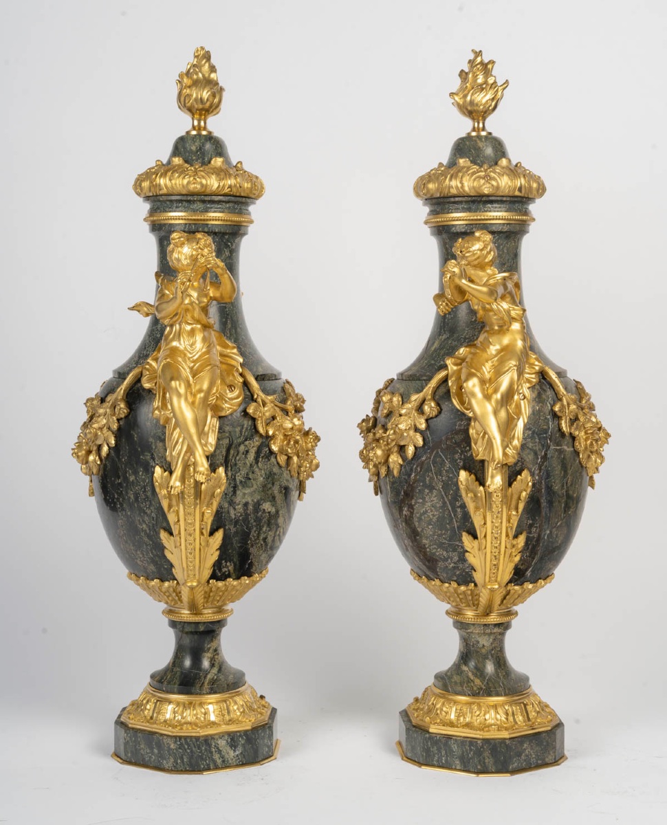 Clodion Une paire de cassolettes en marbre et ornementation en bronze doré , XIXème siècle-photo-3