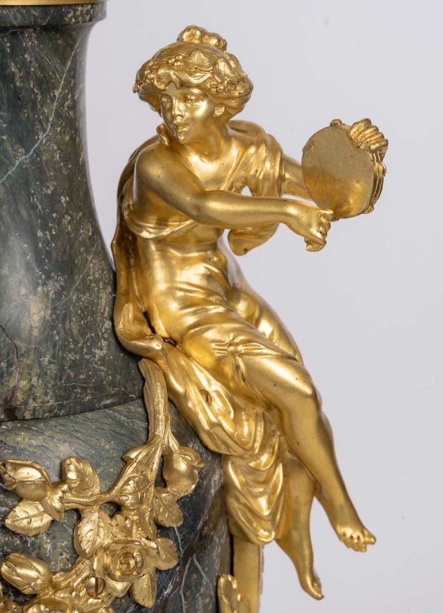 Clodion Une paire de cassolettes en marbre et ornementation en bronze doré , XIXème siècle-photo-4