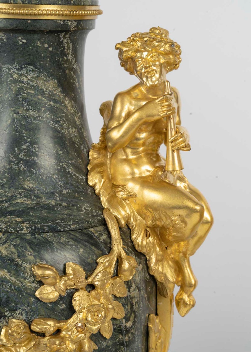 Clodion Une paire de cassolettes en marbre et ornementation en bronze doré , XIXème siècle-photo-5