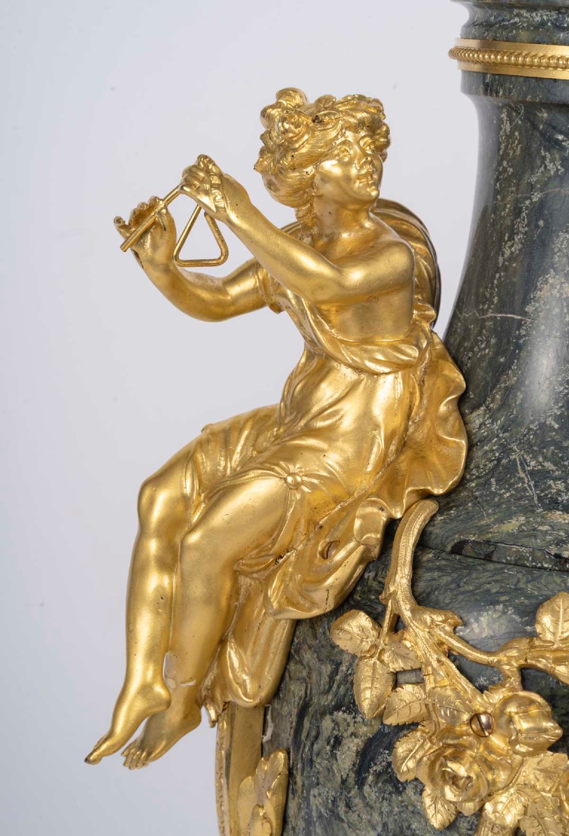 Clodion Une paire de cassolettes en marbre et ornementation en bronze doré , XIXème siècle-photo-6