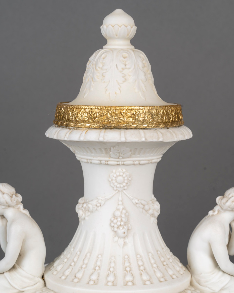 Biscuit une paire de vases en porcelaine de biscuit, fin XIXème siècle -photo-1