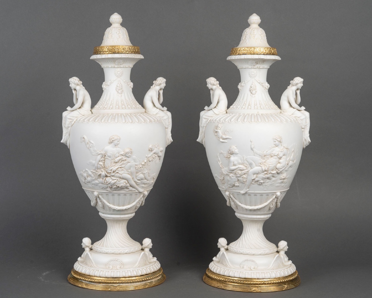 Biscuit une paire de vases en porcelaine de biscuit, fin XIXème siècle 