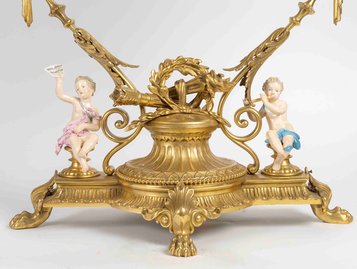 Un grand miroir de table en bronze dore et sculpture en porcelaine, fin XIXème siècle -photo-1