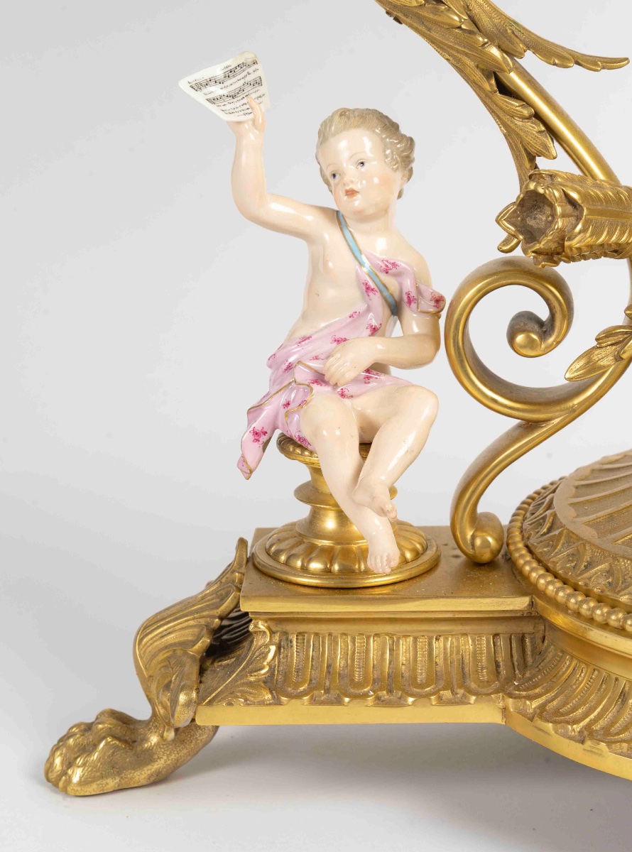 Un grand miroir de table en bronze dore et sculpture en porcelaine, fin XIXème siècle -photo-3