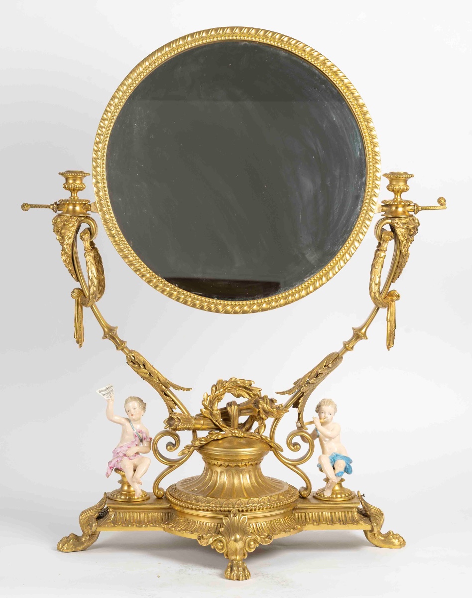 Un grand miroir de table en bronze dore et sculpture en porcelaine, fin XIXème siècle 