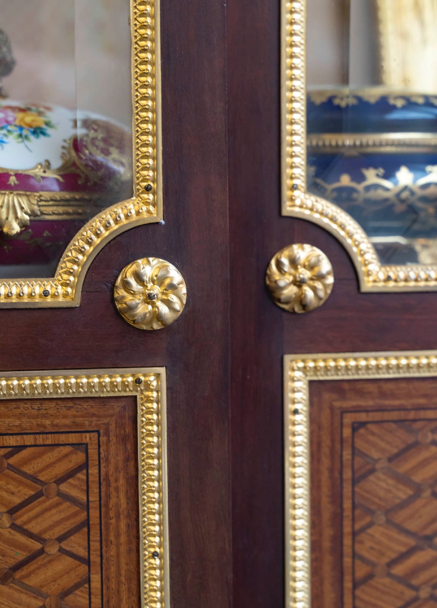 Une Vitrine de style Louis XVI, fin XIXème siècle -photo-1