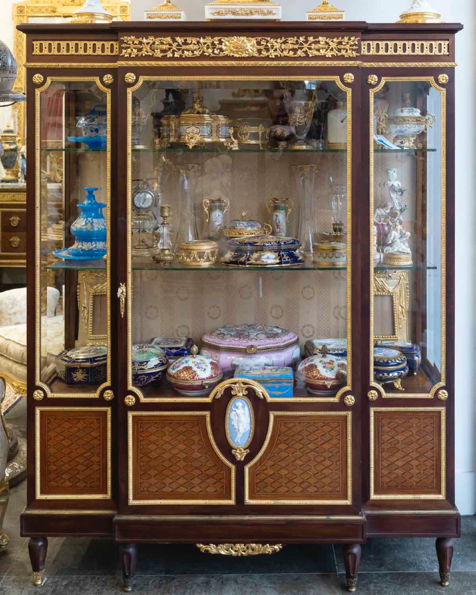 Une Vitrine de style Louis XVI, fin XIXème siècle 