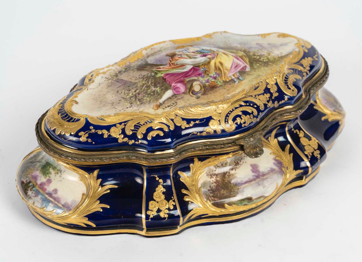 Un coffret à bijoux en porcelaine de sèvres, fin XIXème siècle -photo-1