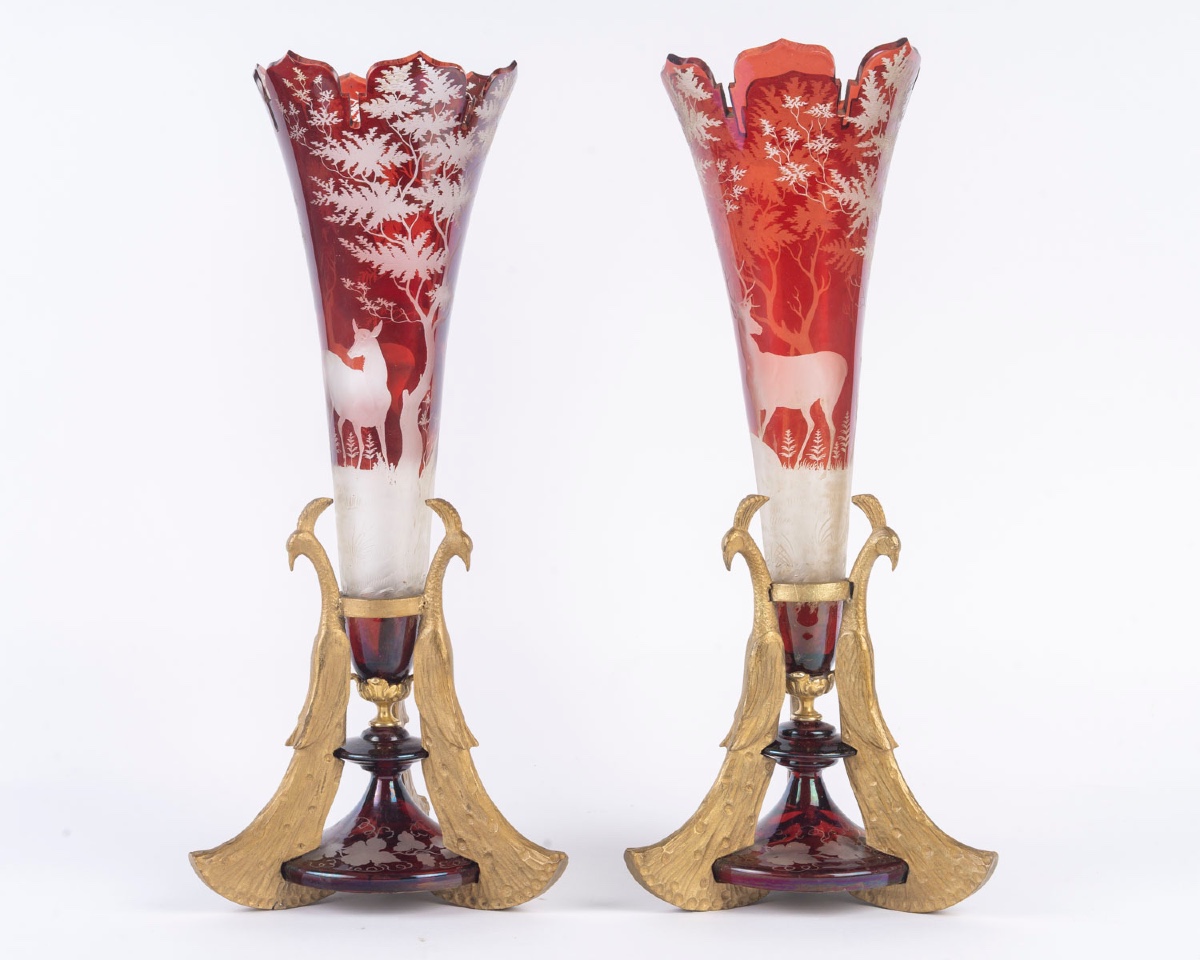Une paire de vases en cristal de Bohème rouge, fin XIXème siècle 