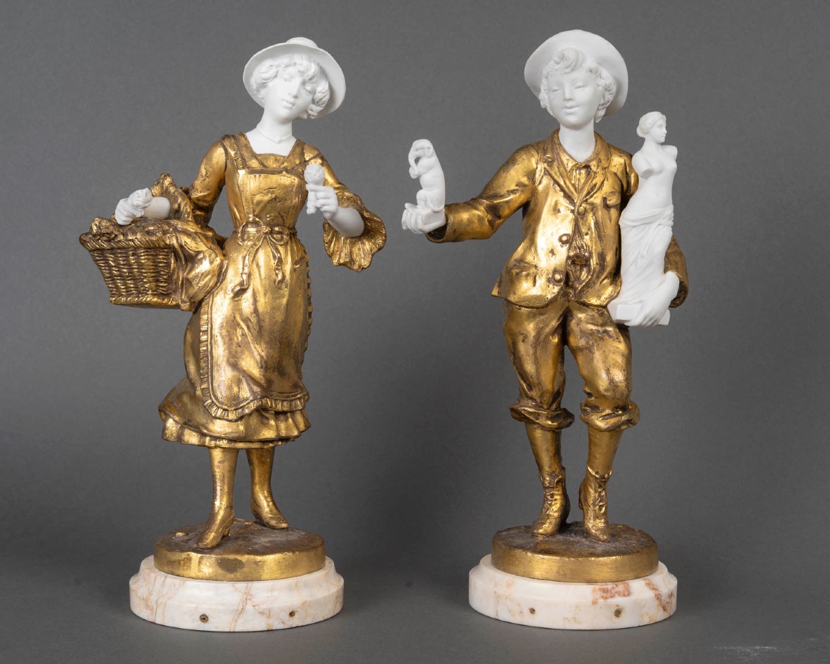 Une paire de sculptures en régule et biscuit, époque fin XIXème siècle 
