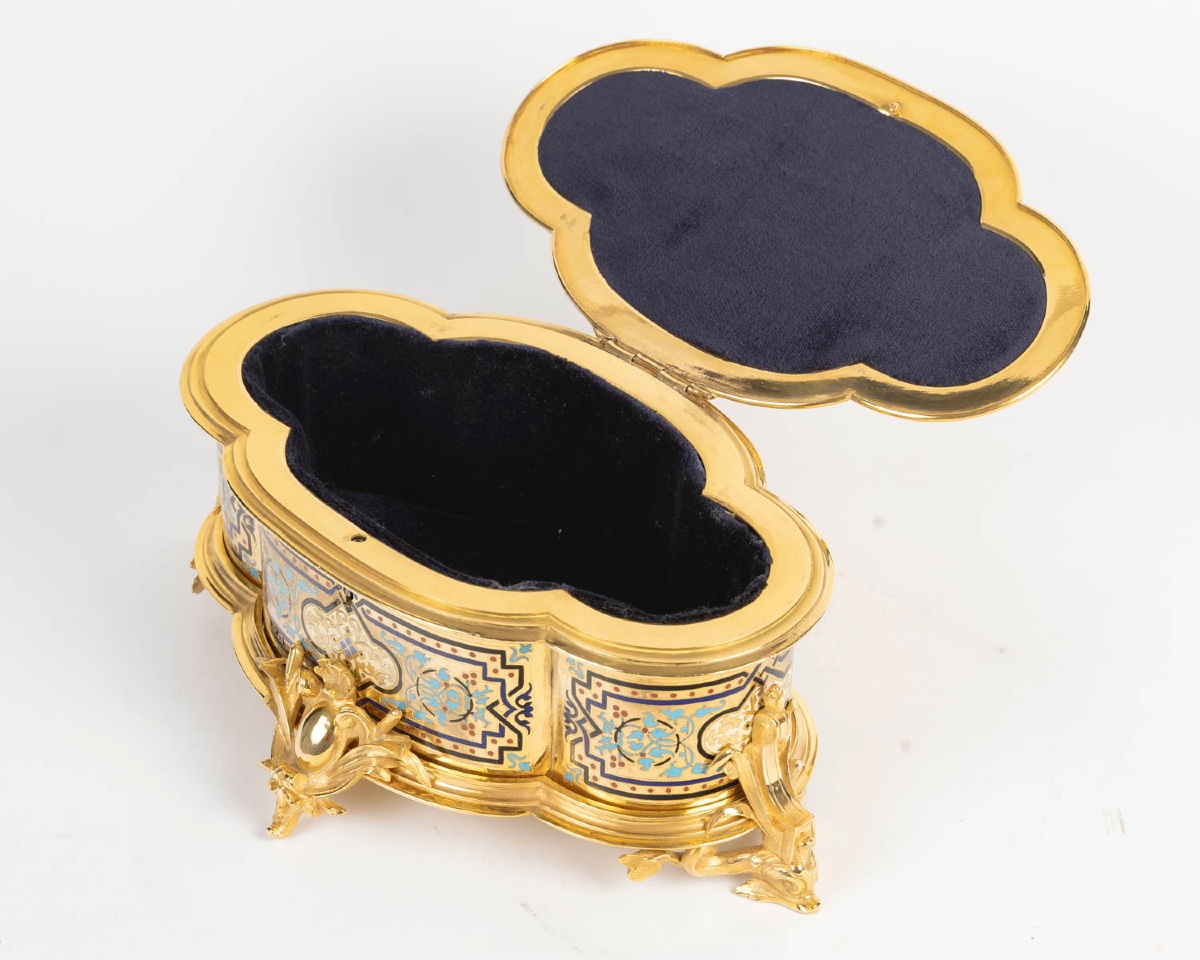 Un coffret à bijoux  en bronze doré et émail cloisonné, fin XIXème siècle -photo-8