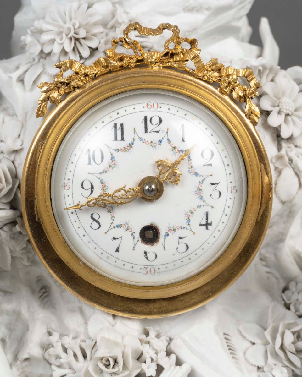 Garniture  en biscuit de Sévres et bronze doré, de style Louis XVI, XIXème siècle -photo-1