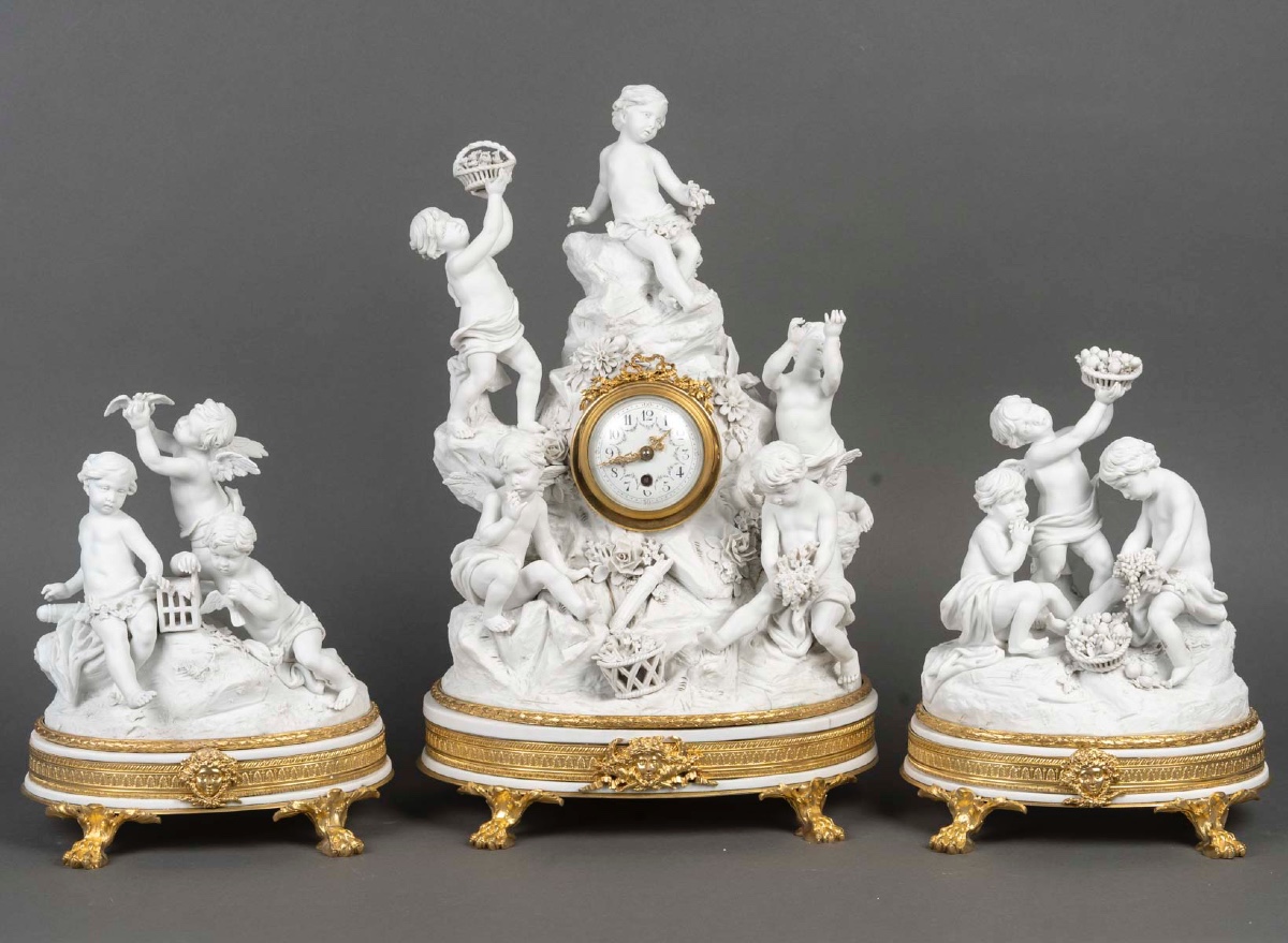 Garniture  en biscuit de Sévres et bronze doré, de style Louis XVI, XIXème siècle 