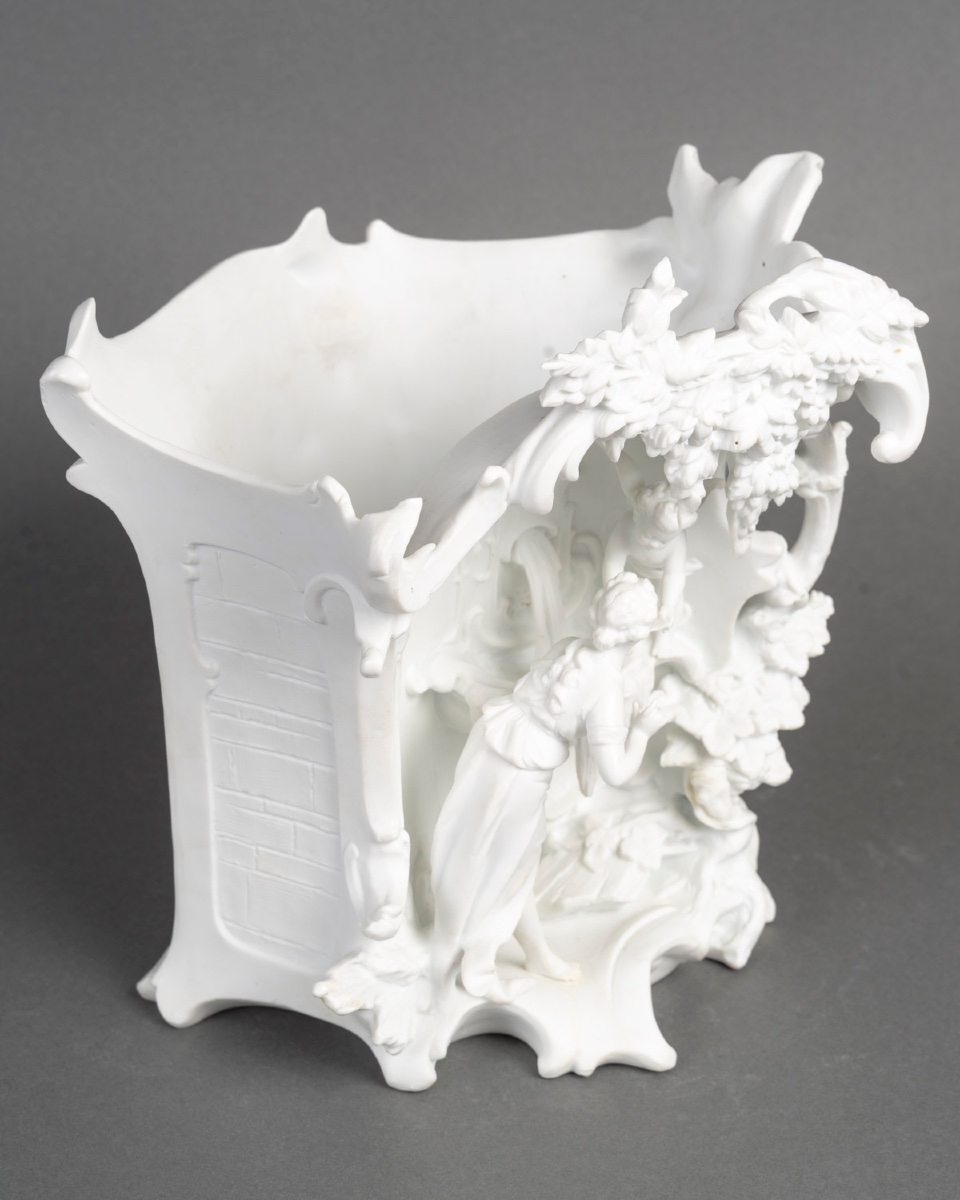 Cache-pot en porcelaine biscuit – Époque XIXᵉ siècle -photo-2