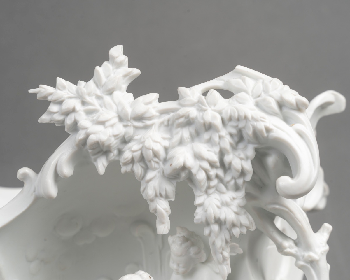 Cache-pot en porcelaine biscuit – Époque XIXᵉ siècle -photo-2