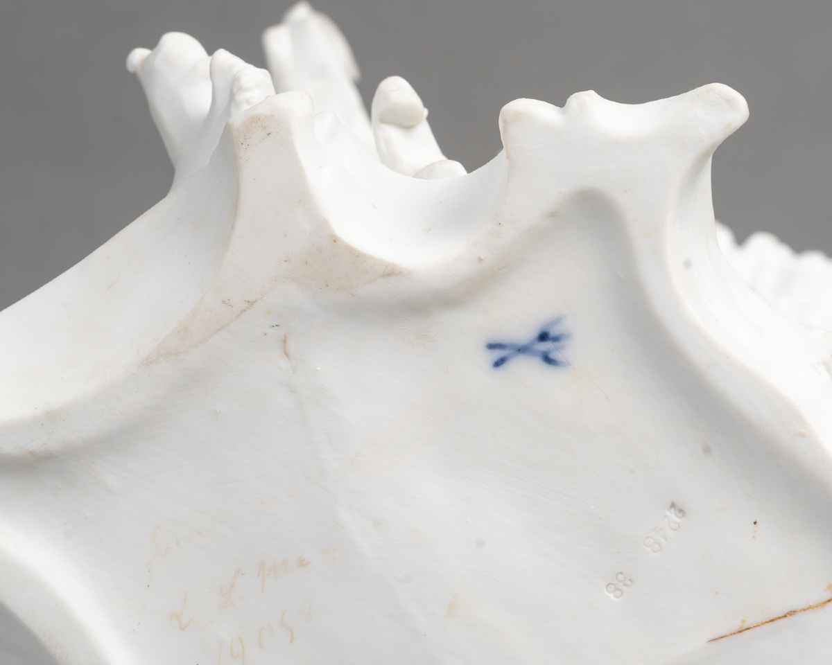 Cache-pot en porcelaine biscuit – Époque XIXᵉ siècle -photo-7