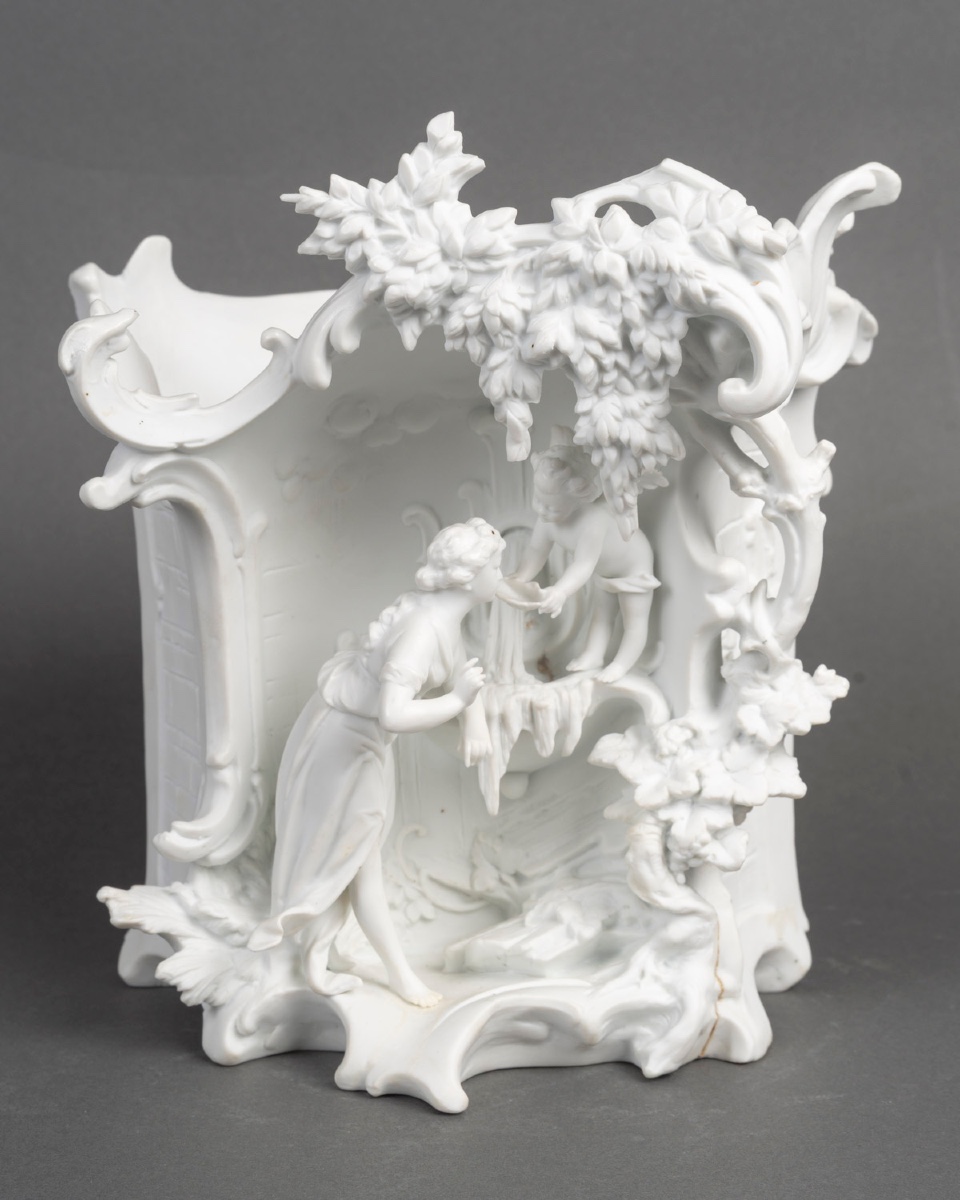 Cache-pot en porcelaine biscuit – Époque XIXᵉ siècle 