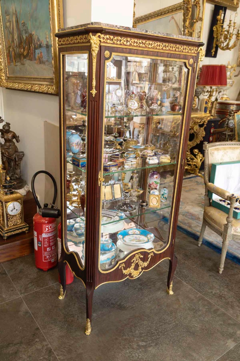 Une vitrine en acajou de style Louis XVI, fin XIXème siècle -photo-2