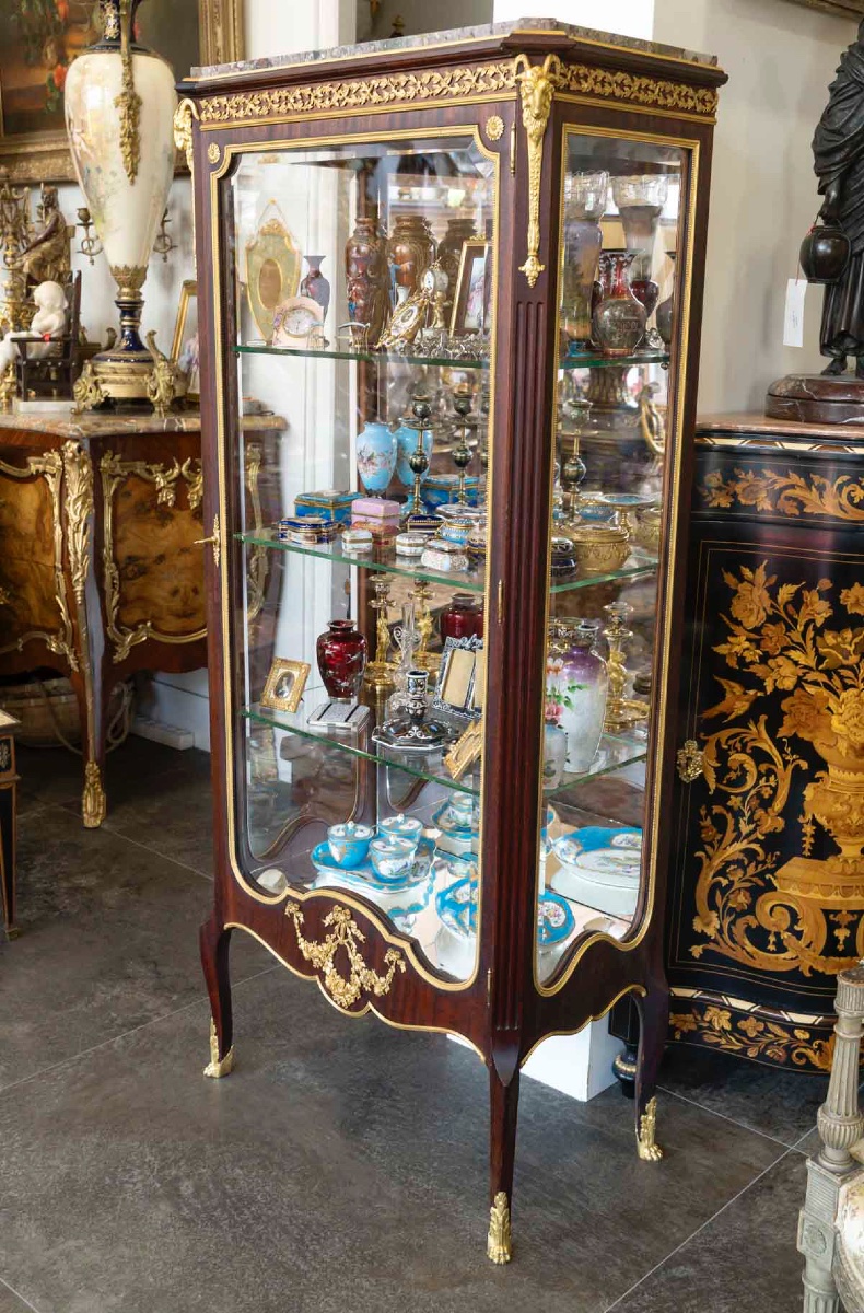 Une vitrine en acajou de style Louis XVI, fin XIXème siècle -photo-3
