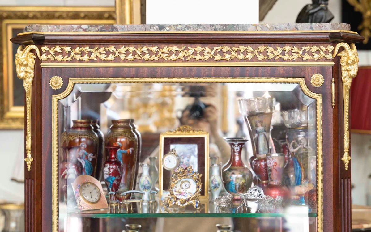 Une vitrine en acajou de style Louis XVI, fin XIXème siècle -photo-1
