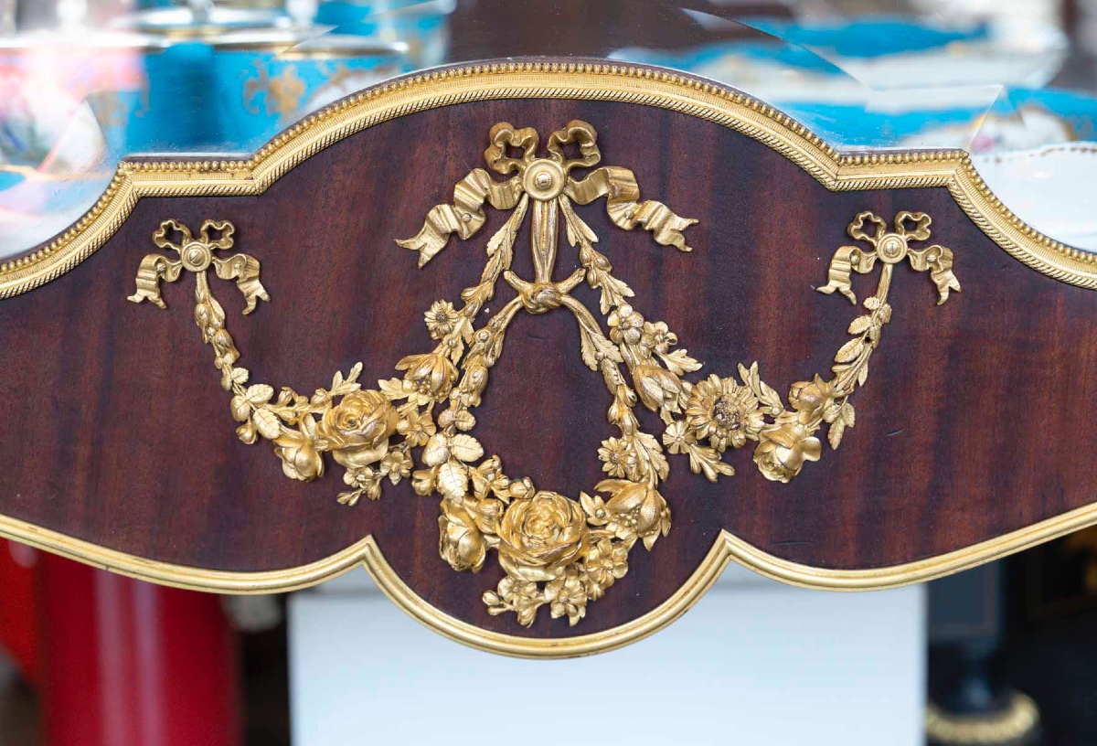 Une vitrine en acajou de style Louis XVI, fin XIXème siècle -photo-2