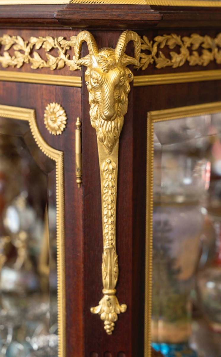 Une vitrine en acajou de style Louis XVI, fin XIXème siècle -photo-3