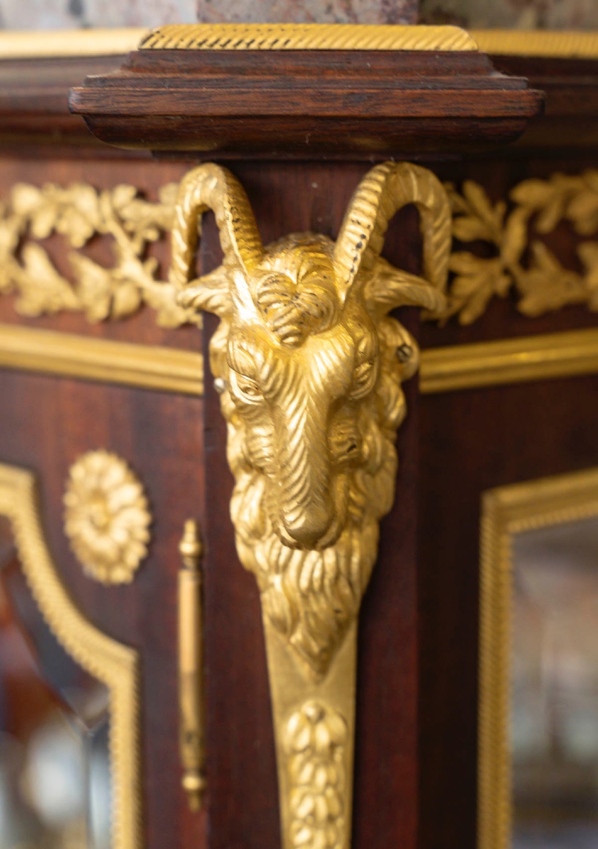 Une vitrine en acajou de style Louis XVI, fin XIXème siècle -photo-4