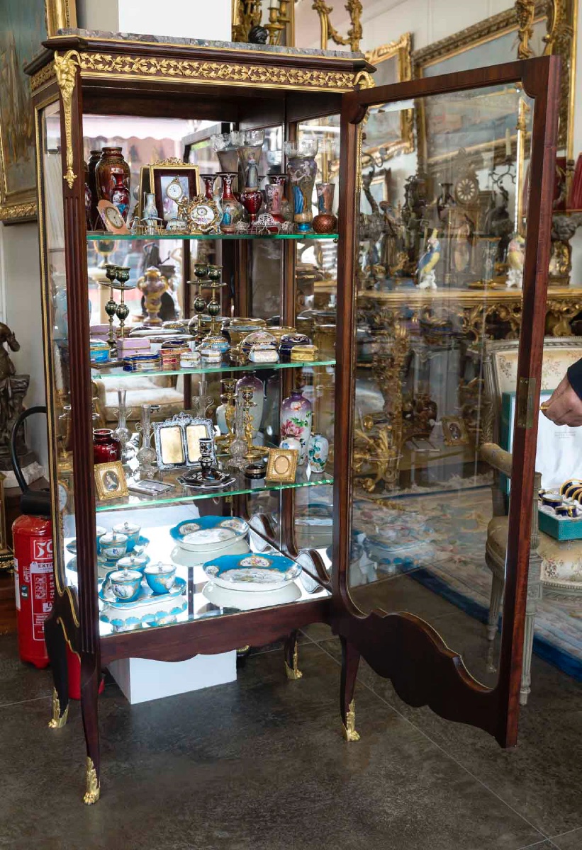 Une vitrine en acajou de style Louis XVI, fin XIXème siècle -photo-7