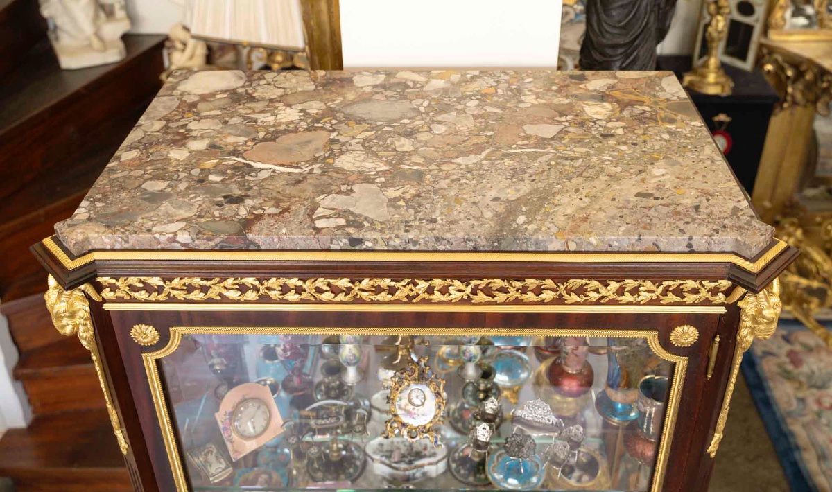 Une vitrine en acajou de style Louis XVI, fin XIXème siècle -photo-8