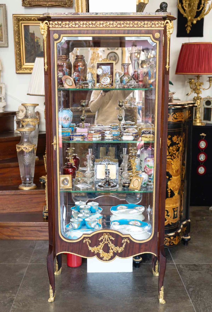 Une vitrine en acajou de style Louis XVI, fin XIXème siècle 