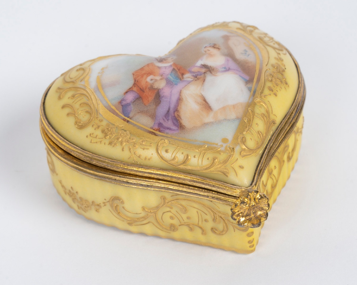 Miniature Meissen Porcelain Heart-shaped Box, Late 19th Century-photo-2