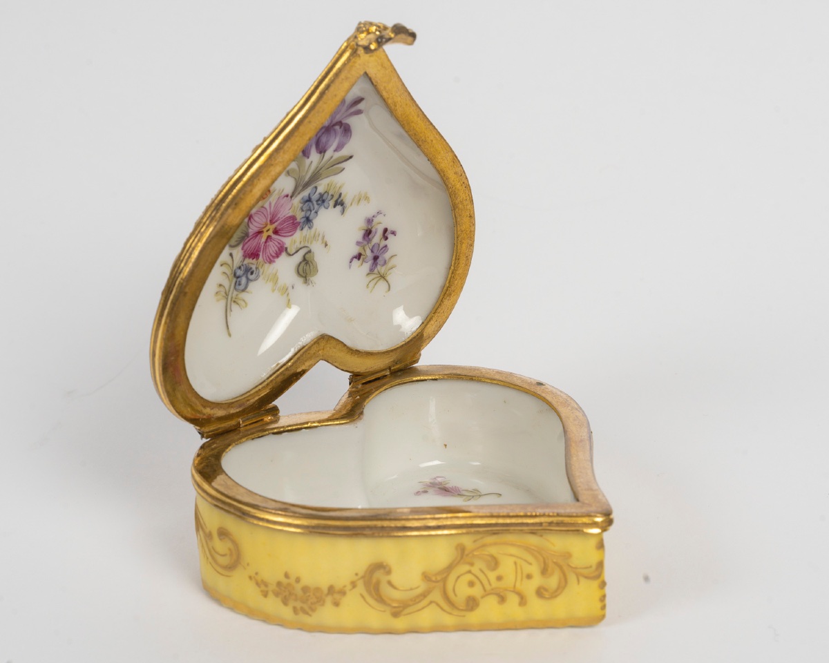 Miniature Meissen Porcelain Heart-shaped Box, Late 19th Century-photo-1