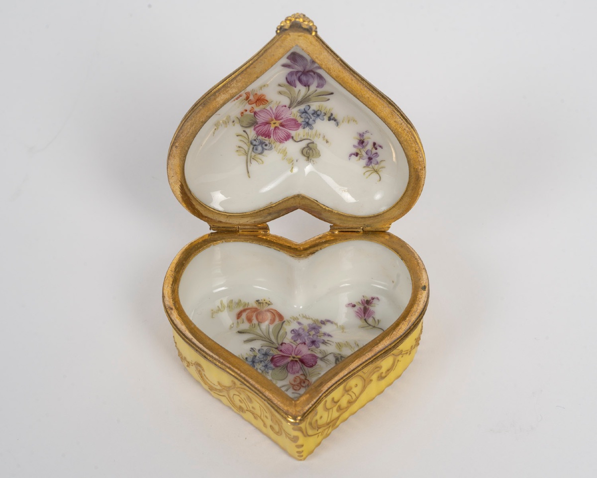 Miniature Meissen Porcelain Heart-shaped Box, Late 19th Century-photo-2