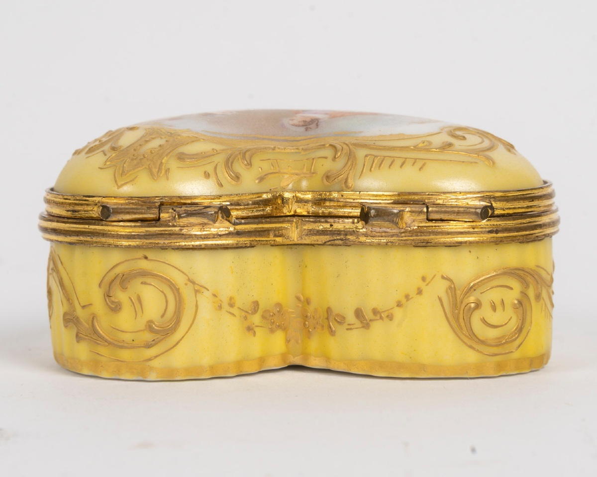 Miniature Meissen Porcelain Heart-shaped Box, Late 19th Century-photo-4