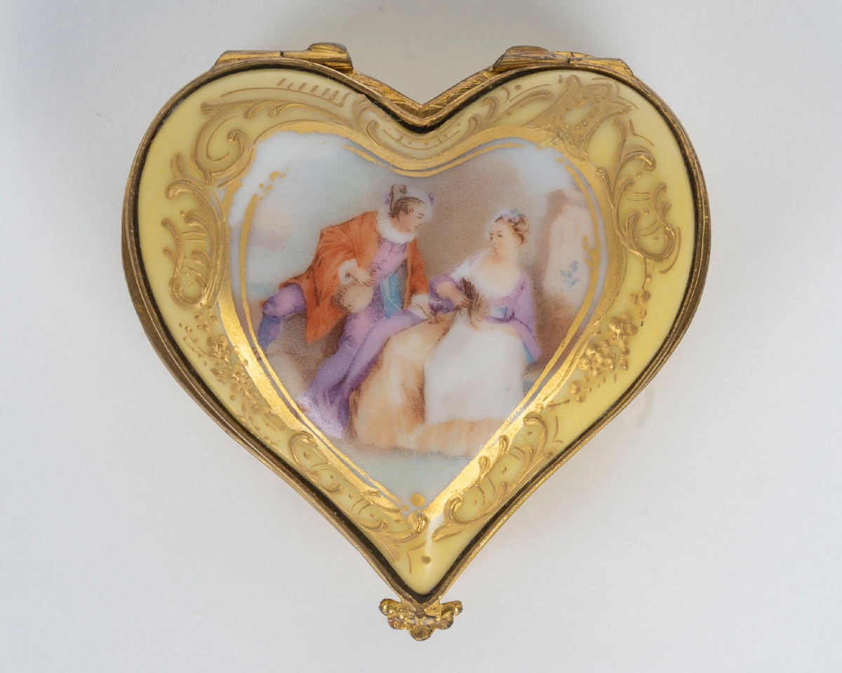 Miniature Meissen Porcelain Heart-shaped Box, Late 19th Century
